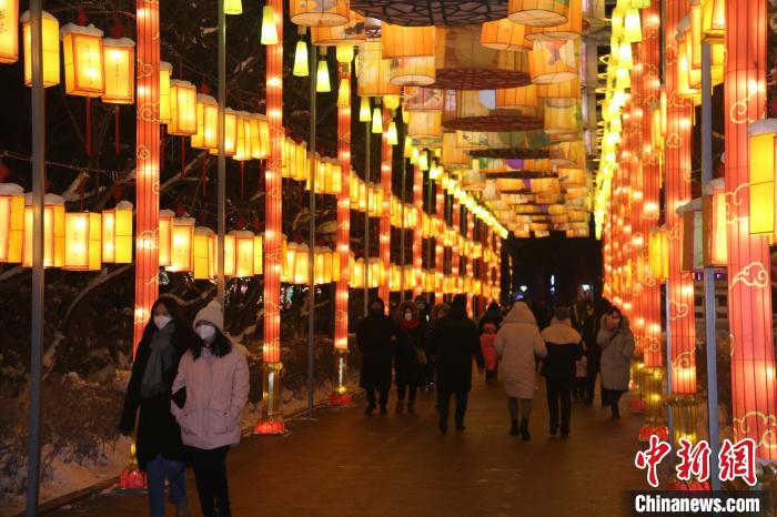 花灯璀璨，浓浓年味扑面来。　潘琦 摄