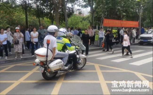 “极速快递”！一考生忘带身份证 宝鸡交警狂飙送回