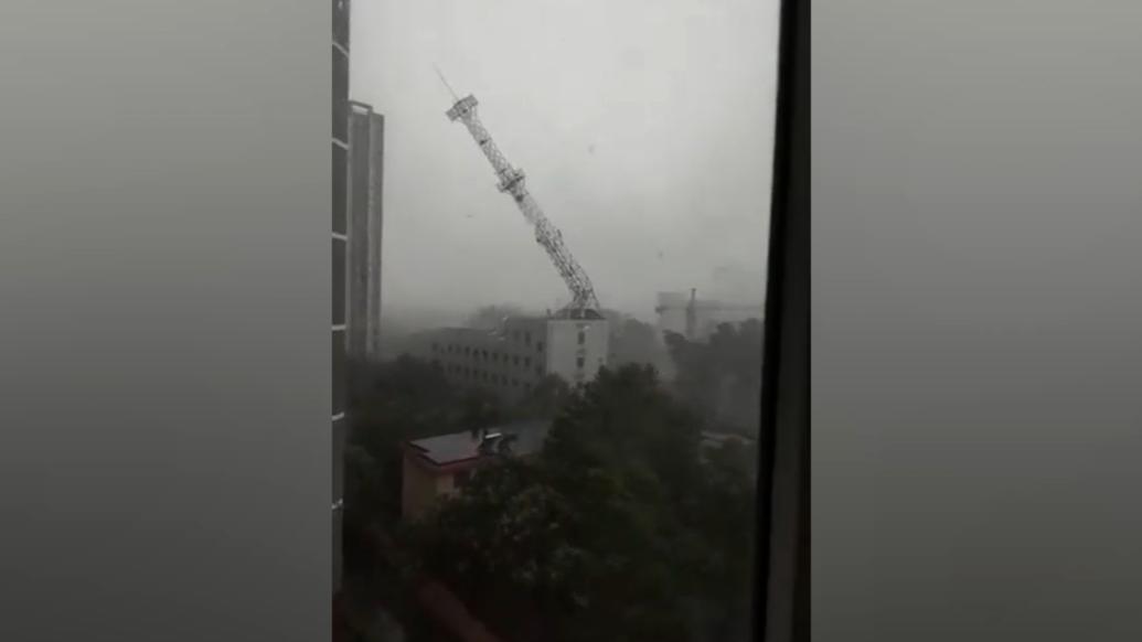 宝鸡遇狂风暴雨市民拍下信号铁塔倾倒，应急局：无人员伤亡