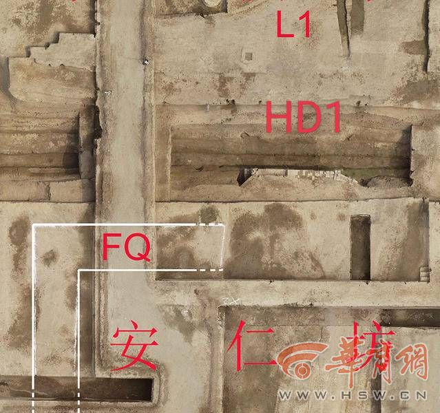 图二 安仁坊西北角坊墙、角门与门外水渠上的涵洞航拍图.jpg