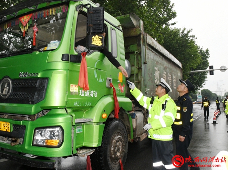 5月9日，渭南市公安局交警支队、市城市管理执法局、市生态环境局联合开展主城区渣土车联合整治统一行动。记者 王清 摄