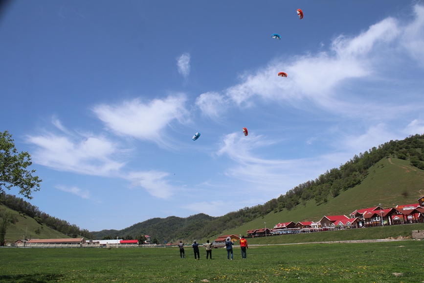 5月24日，2023宝鸡清凉怡夏旅游季暨关山草原第五届风筝艺术节在关山草原景区举办。 高岩摄