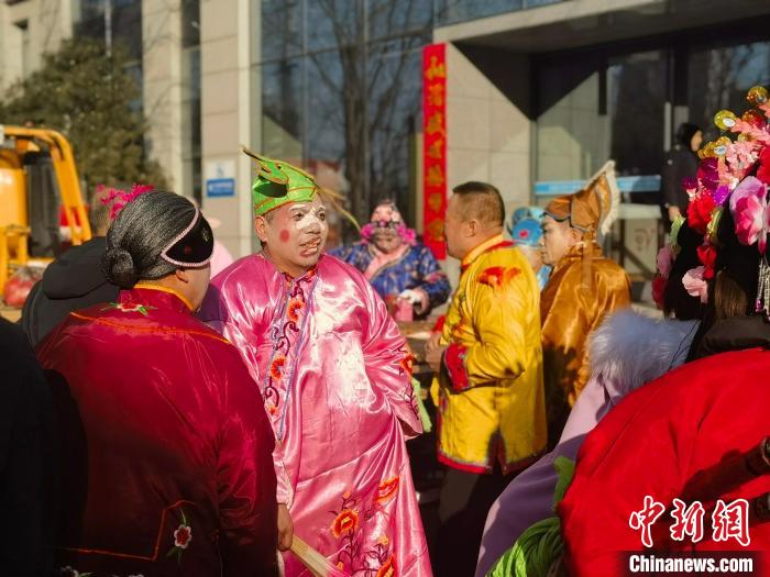 2月4日，太原市小店区举办社火民俗展演活动。图为正在候场的表演者。　彭天力 摄