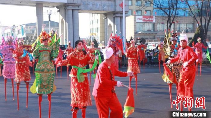 安祥寺高跷队正在进行表演。