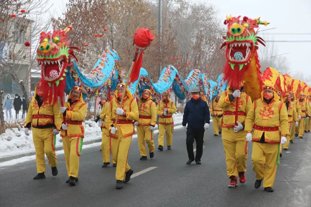 图为塔城地区乌苏市甘河子镇王乡庄子村开展社火表演彩排。王夏摄。